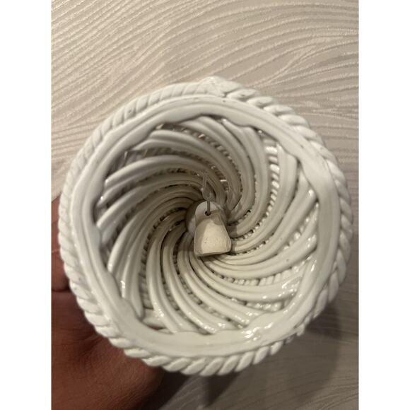 Capodimonte Ceramic Porcelain Woven Bell Flowers Hand Made 4” Tall Vintage - Picture 3 of 3